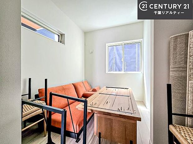 シンプルにデザインされているため、家具を選びません!お気に入りの家具を置いてくつろげる空間を作ることができます。