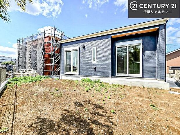 陽当たり良好なお庭です!晴れた日には青い空を見渡せる開放的な時間を楽しめます。ガーデニングや家庭菜園も楽しめます!