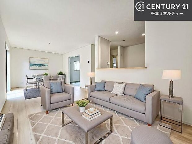 家具はCGパースです。心地良いリビングは家族が自然と集まります。家族団欒の時間が増えそうです。ご家族と、より一層充実した時間を過ごせそうですね。