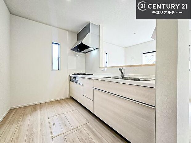 大人気の対面式システムキッチンを採用しています！ご家族のコミュニケーションが自然と増える設計です。お子様にも目が届くので嬉しいですね！広々使えて快適で作業が進みます。