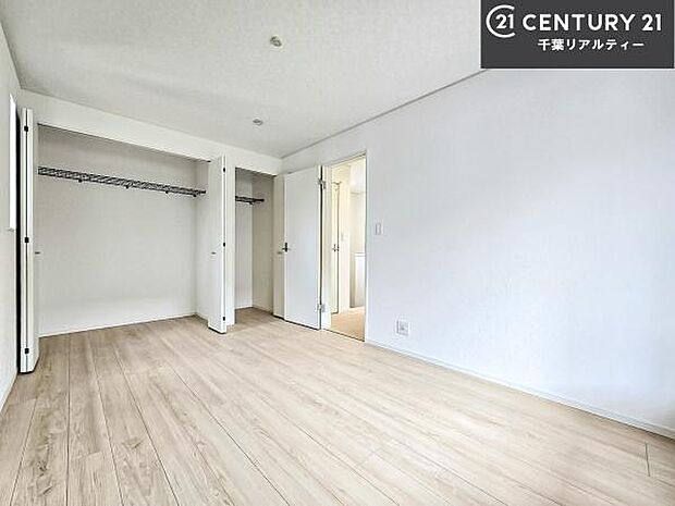 明るく温もりがあり、換気もしっかりできます！朝起きて、背伸びをしつつ深呼吸をし良い朝を迎え入れることが出来そうですね！