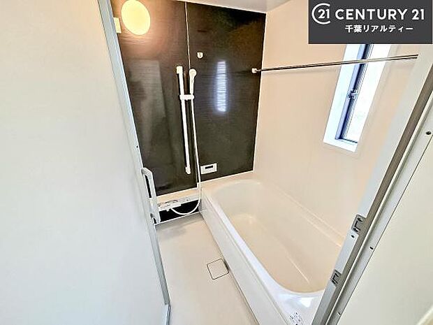 落ち着きある大人の雰囲気のバスルームは、味が出ていてバスタイムが充実！お仕事頑張っているご褒美にお好みの匂いの入浴剤を入れて、楽しんでみてはいかがでしょうか？