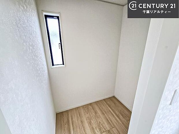 ウォークインクローゼット付きです。たくさんのお洋服などを収納しておけそうですね！他にも扇風機や加湿器など季節物の大きな家電も収納できます！