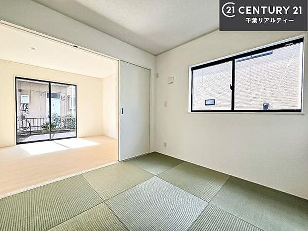 タタミの香りが安らぎを与える、リラックス空間。窓も大きく開放感のある和室となっております。日本人の心感じる「和」の空間。