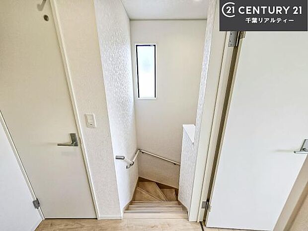 階段は明るく手摺りもついています！お子様やご年配の方も安心してご利用頂けますね！