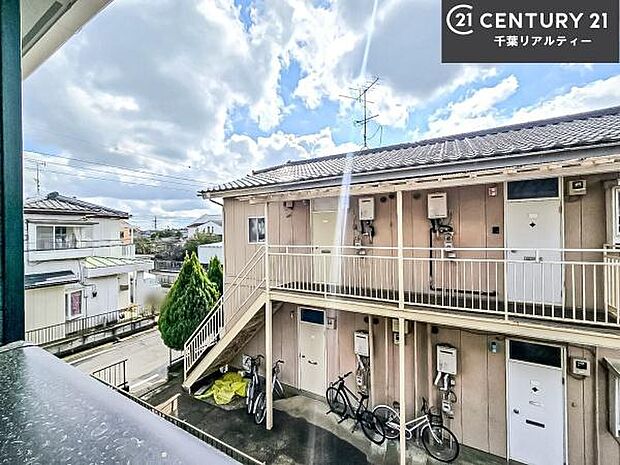 落ち着きある住宅街です！周囲には高い建物がなく、空が広く開放感があり、陽当たりを大きく遮られることもありません！気持ちの良い風が通り抜ける街並みです！