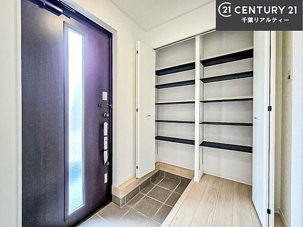 シューズボックス付き。玄関が片付きお掃除がしやすいです！スッキリした玄関で戸を開けた瞬間、清潔感のある心地いい空間が出迎えてくれます。