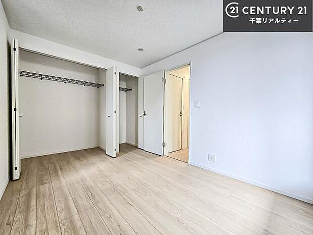 明るく温もりがあり、換気もしっかりできます！朝起きて、背伸びをしつつ深呼吸をし良い朝を迎え入れることが出来そうですね！