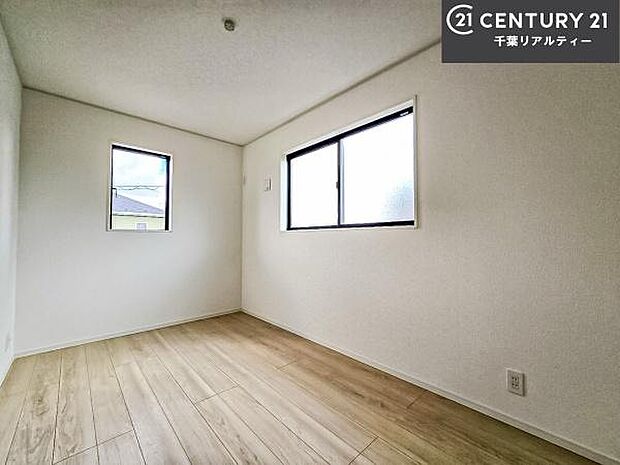 優しい光が差し込む洋室は、朝の目覚めも気持ちが良さそうですね。おうち時間もゆったりと過ごすことができます。