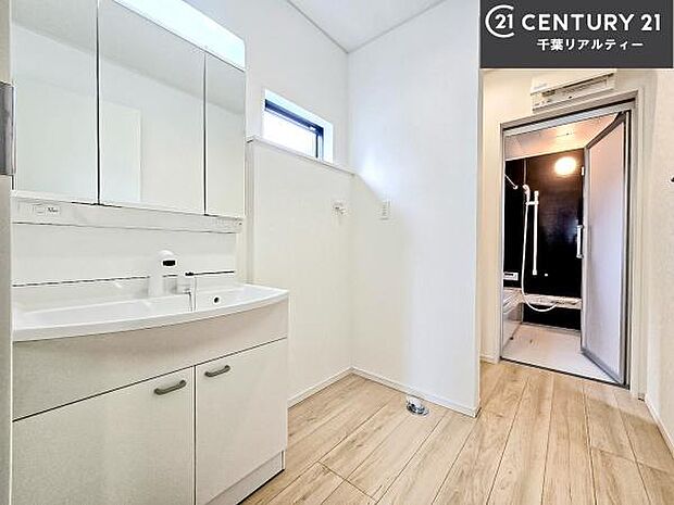 小窓付きの明るい洗面室です！湿気もすぐに入れ替えができて清潔に保つことができます！自然光が差し込むのでお化粧の仕上がりも良くなりますね！