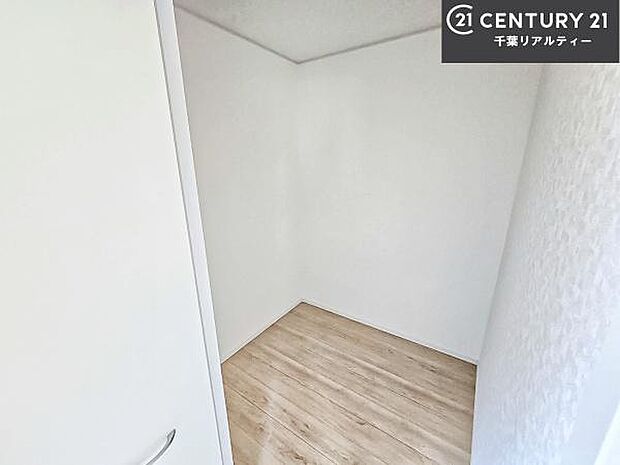 ウォークインクローゼット付きです。たくさんのお洋服などを収納しておけそうですね！他にも扇風機や加湿器など季節物の大きな家電も収納できます！