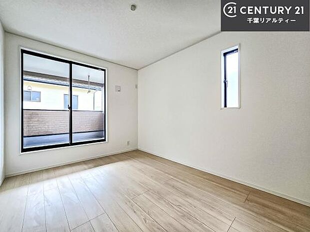 バルコニーに面している洋室です。明るく温もりがあり、換気もしっかりできます！