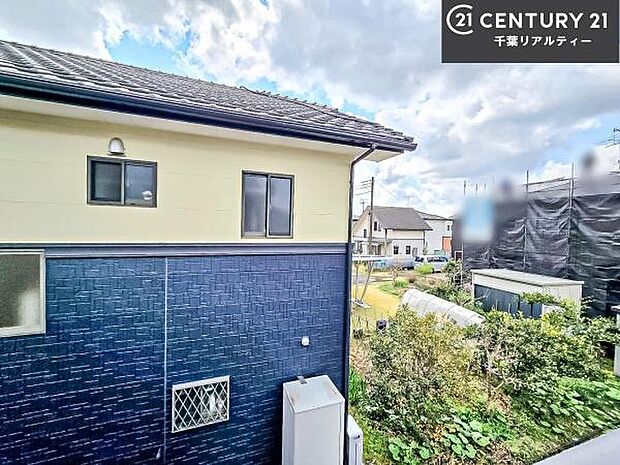 落ち着きある住宅街です！周囲には高い建物がなく、空が広く開放感があり、陽当たりを大きく遮られることもありません！気持ちの良い風が通り抜ける街並みです！