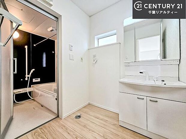 小窓付きの明るい洗面室です!湿気もすぐに入れ替えができて清潔に保つことができます!自然光が差し込むのでお化粧の仕上がりも良くなりますね!