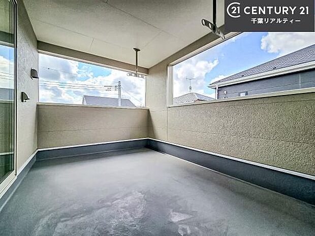 陽当たり良好なバルコニーです!晴れた日には青い空を見渡せる開放的な時間を楽しめます。