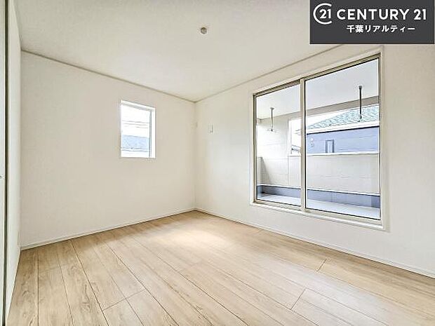 バルコニーに面している洋室です。明るく温もりがあり、換気もしっかりできます!