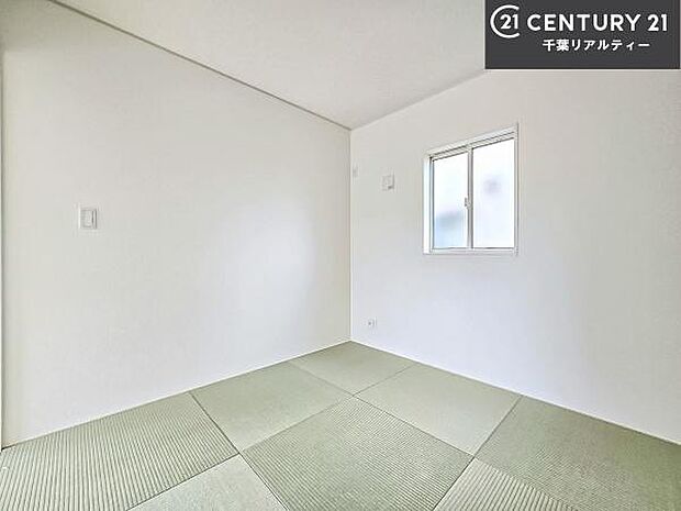 タタミの香りが安らぎを与える、リラックス空間。窓も大きく開放感のある和室となっております。日本人の心感じる「和」の空間。