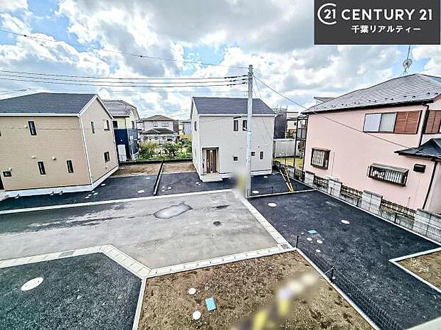 落ち着きある住宅街です!周囲には高い建物がなく、空が広く開放感があり、陽当たりを大きく遮られることもありません!気持ちの良い風が通り抜ける街並みです!