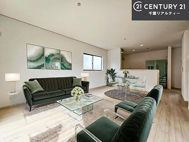 家具はCGパースです。心地良いリビングは家族が自然と集まります。家族団欒の時間が増えそうです。ご家族と、より一層充実した時間を過ごせそうですね。