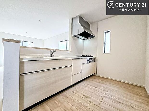 大人気の対面式システムキッチンを採用しています！ご家族のコミュニケーションが自然と増える設計です。お子様にも目が届くので嬉しいですね！広々使えて快適で作業が進みます。