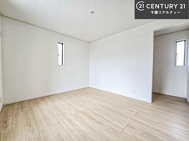 明るく温もりがあり、換気もしっかりできます！朝起きて、背伸びをしつつ深呼吸をし良い朝を迎え入れることが出来そうですね！