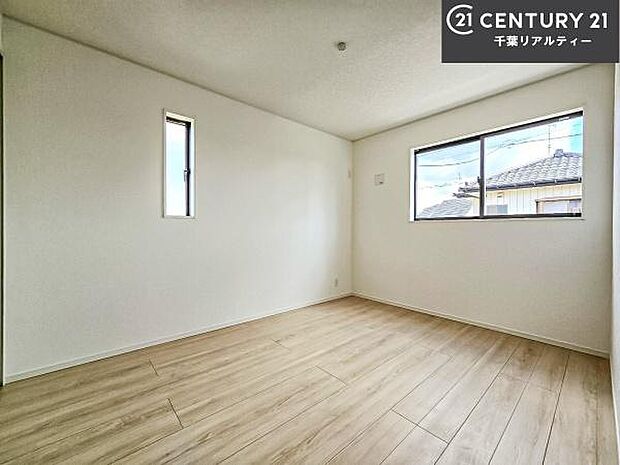 優しい光が差し込む洋室は、朝の目覚めも気持ちが良さそうですね。おうち時間もゆったりと過ごすことができます。