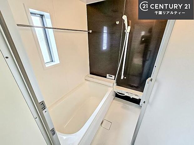 落ち着きある大人の雰囲気のバスルームは、味が出ていてバスタイムが充実！お仕事頑張っているご褒美にお好みの匂いの入浴剤を入れて、楽しんでみてはいかがでしょうか？