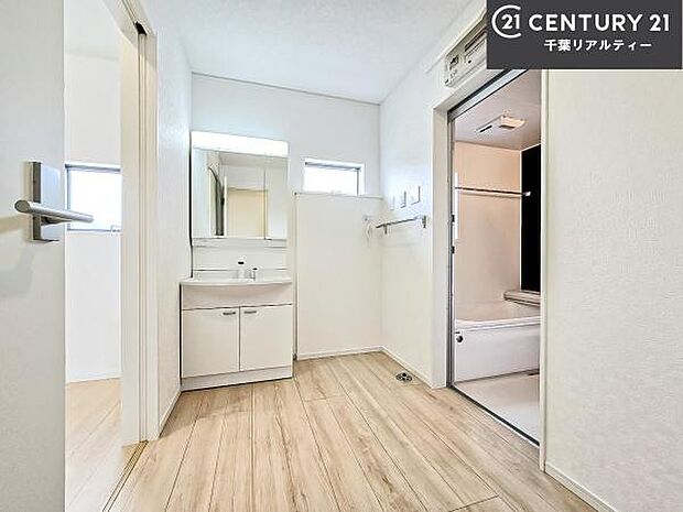 小窓付きの明るい洗面室です！湿気もすぐに入れ替えができて清潔に保つことができます！自然光が差し込むのでお化粧の仕上がりも良くなりますね！