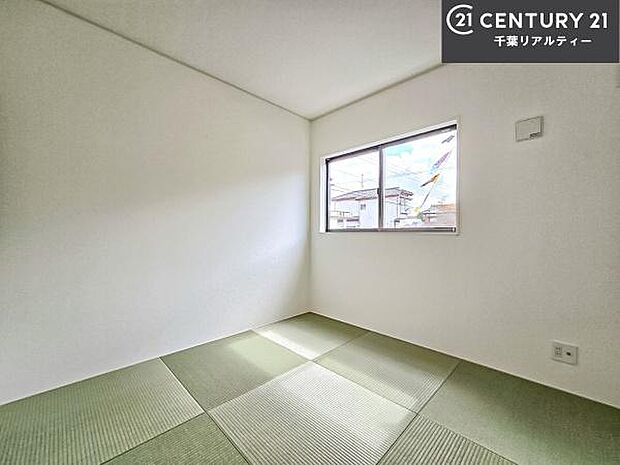 タタミの香りが安らぎを与える、リラックス空間。窓も大きく開放感のある和室となっております。日本人の心感じる「和」の空間。