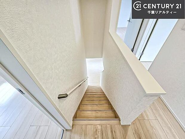 階段は明るく手摺りもついています！お子様やご年配の方も安心してご利用頂けますね！