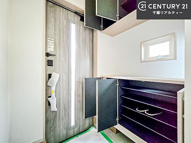 シューズボックス付きなので、玄関が片付きお掃除がしやすいです！スッキリした玄関で戸を開けた瞬間、清潔感のある心地いい空間が出迎えてくれます。