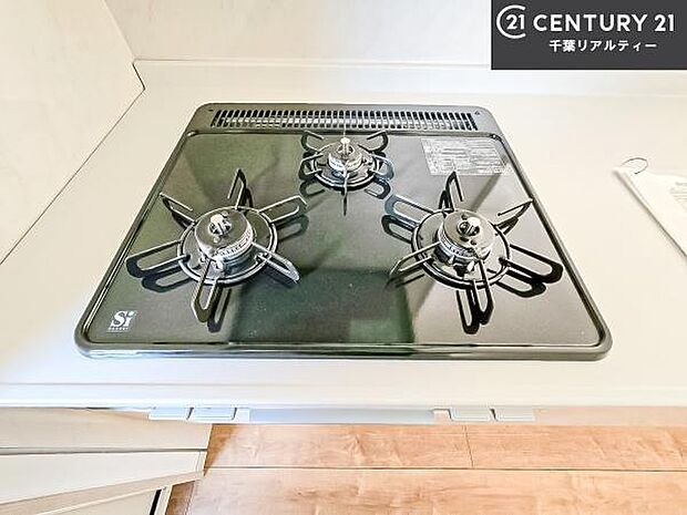 コンロは三口あるのでお料理の同時進行ができます。もちろんグリル付きです。調理スペースも広々している為作業がしやすい！使い勝手が良いシステムキッチンです！