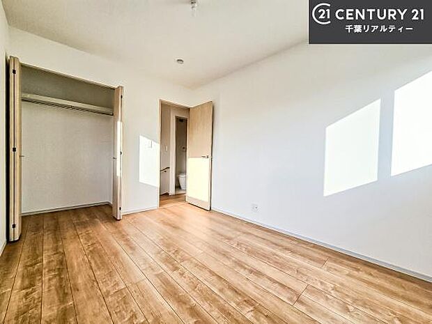 優しい光が差し込む洋室は、朝の目覚めも気持ちが良さそうですね。おうち時間もゆったりと過ごすことができます。優しい色合いのフローリングがどんな家具にもマッチします！