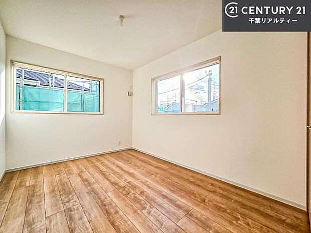 掃き出し窓がないお部屋は、お子様のお部屋としても安心です!収納スペースも充実しているので散らかったお部屋をサッと片付けられます!