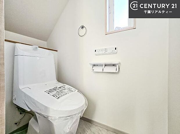 清潔感のある色味のお手洗いです!さわやかでスッキリする空間です!白を基調としているので、お手入れがしやすいトイレです!