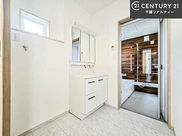 小窓付きの明るい洗面室です!湿気もすぐに入れ替えができて清潔に保つことができます!自然光が差し込むのでお化粧の仕上がりも良くなりますね!