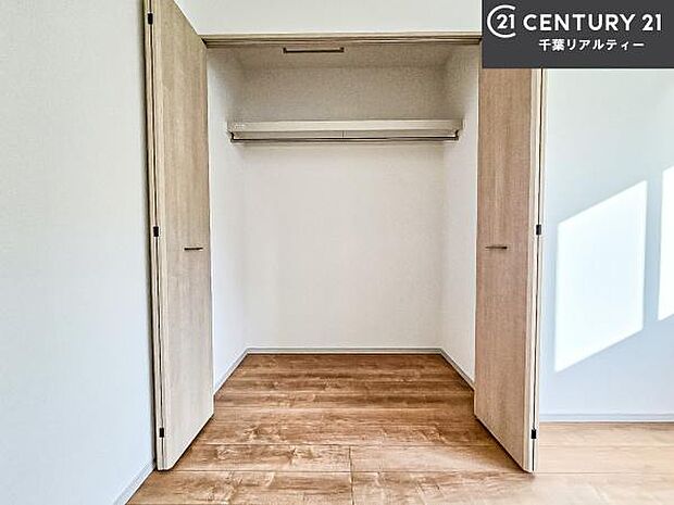 各居室収納付き！急なお客様が来客しても散らかったお部屋をサッと片付けられます！お部屋のスペースが生まれゆとりあるお部屋を演出することが出来ます！