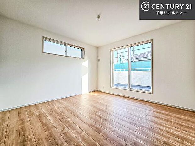 バルコニーに面している洋室です。明るく温もりがあり、換気もしっかりできます!朝起きて、外に出て背伸びをしつつ深呼吸をし良い朝を迎え入れることができます。