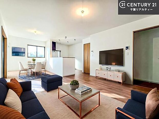 家具はCGパースです。心地良いリビングは家族が自然と集まります。家族団欒の時間が増えそうです。ご家族と、より一層充実した時間を過ごせそうですね。