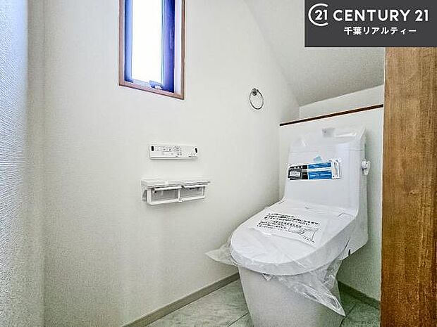 清潔感のある色味のお手洗いです!さわやかでスッキリする空間です!白を基調としているので、お手入れがしやすいトイレです!