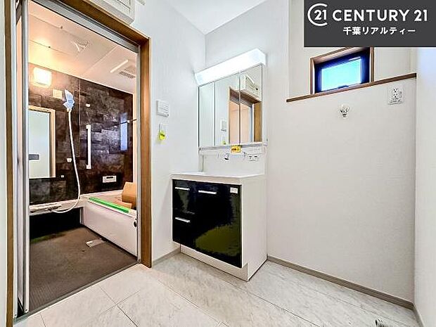 小窓付きの明るい洗面室です!湿気もすぐに入れ替えができて清潔に保つことができます!自然光が差し込むのでお化粧の仕上がりも良くなりますね!