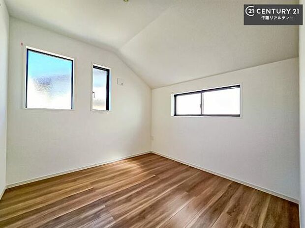 シンプルにデザインされているため、家具を選びません!お気に入りの家具を置いてくつろげる空間を作ることができます。