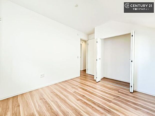 収納スペースがついています!居室をスッキリ整頓する事ができますね。家具を選ばないシンプルなデザインの為、家具を選ばずお気に入りの空間作りができそうですね。