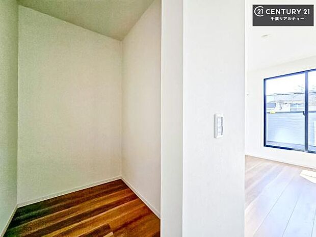 ウォークインクローゼット付きです。たくさんのお洋服などを収納しておけそうですね!他にも扇風機や加湿器など季節物の大きな家電も収納できます!