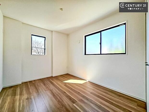 2面採光を確保した明るい室内は、風通しも良く、明るく大変居心地の良い空間となっております。リラックスして過ごせる心地の良いお部屋です!