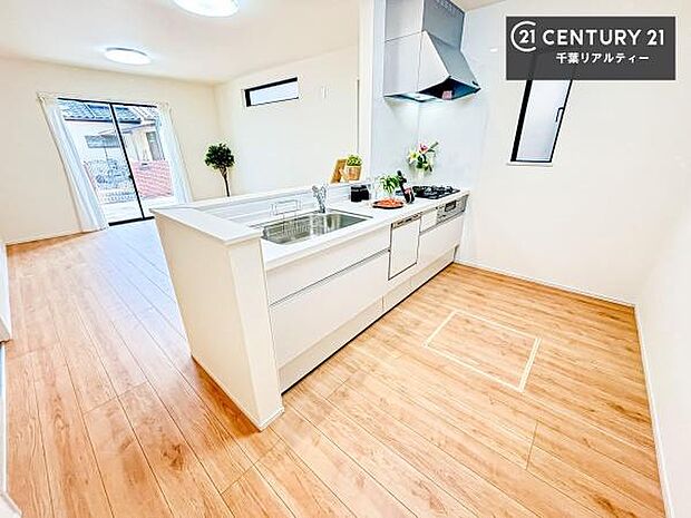 大人気の対面式システムキッチンを採用しています!ご家族のコミュニケーションが自然と増える設計です。お子様にも目が届くので嬉しいですね!広々使えて快適で作業が進みます。