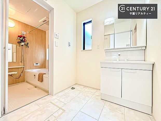 三面鏡仕様の洗面所は、身だしなみがしやすい造り!裏は収納になっています。ドライヤーやお化粧道具を片付けられるので洗面台周りをスッキリと見せることが出来ます!