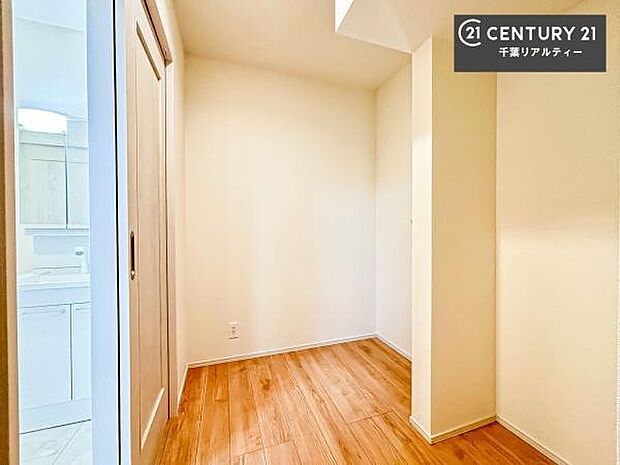 ファミリークロークを備えた住まいは、収納力と快適さを兼ね備えた贅沢な空間設計。衣類やバッグ、季節物までひとまとめにでき、日々の整理整頓がぐっとスマートに!