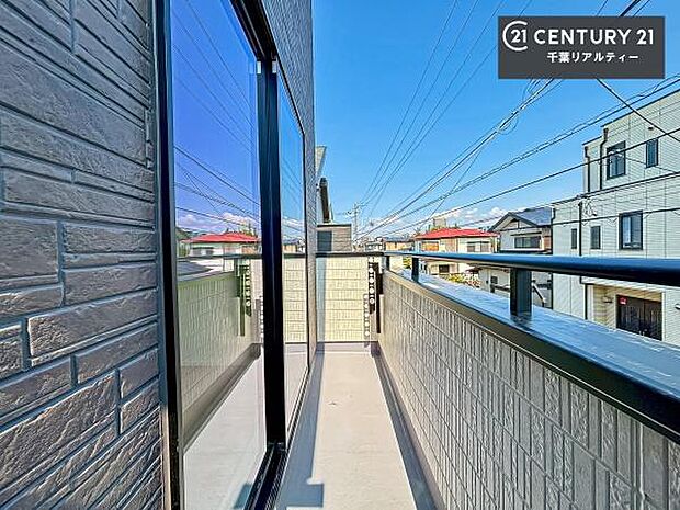 陽当たりの良いバルコニーで、お洗濯物もよく乾きそうですね!お天気の良い日にはバルコニーへ出てリフレッシュするのも気持ちよさそうです。