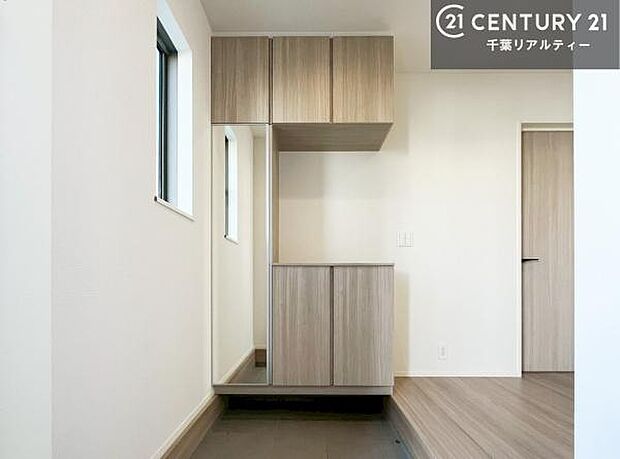 ミラー付きシューズボックス付きなので、玄関が片付きお掃除がしやすいです!スッキリした玄関で戸を開けた瞬間、清潔感のある心地いい空間が出迎えてくれます。